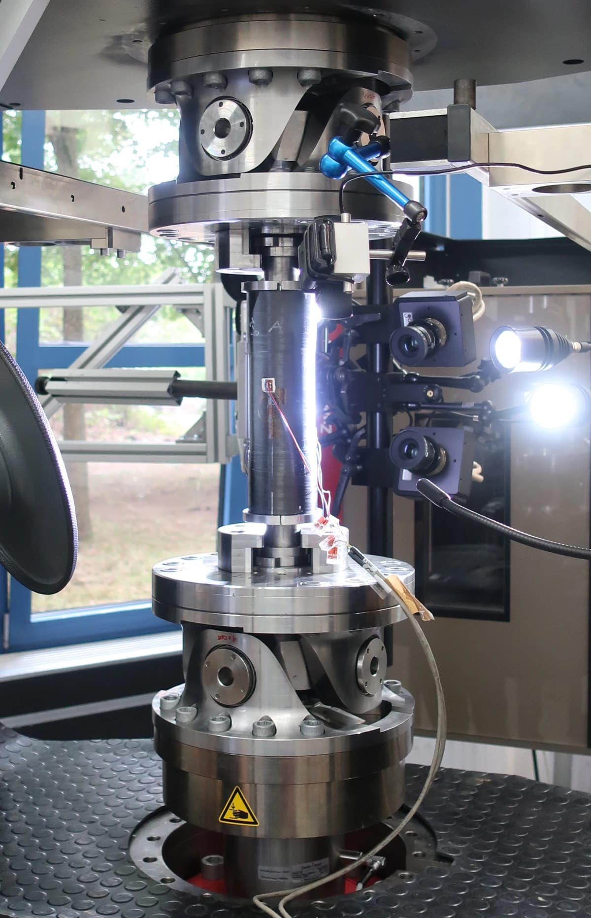 Biaxial testing machine for testing fiber-reinforced composites