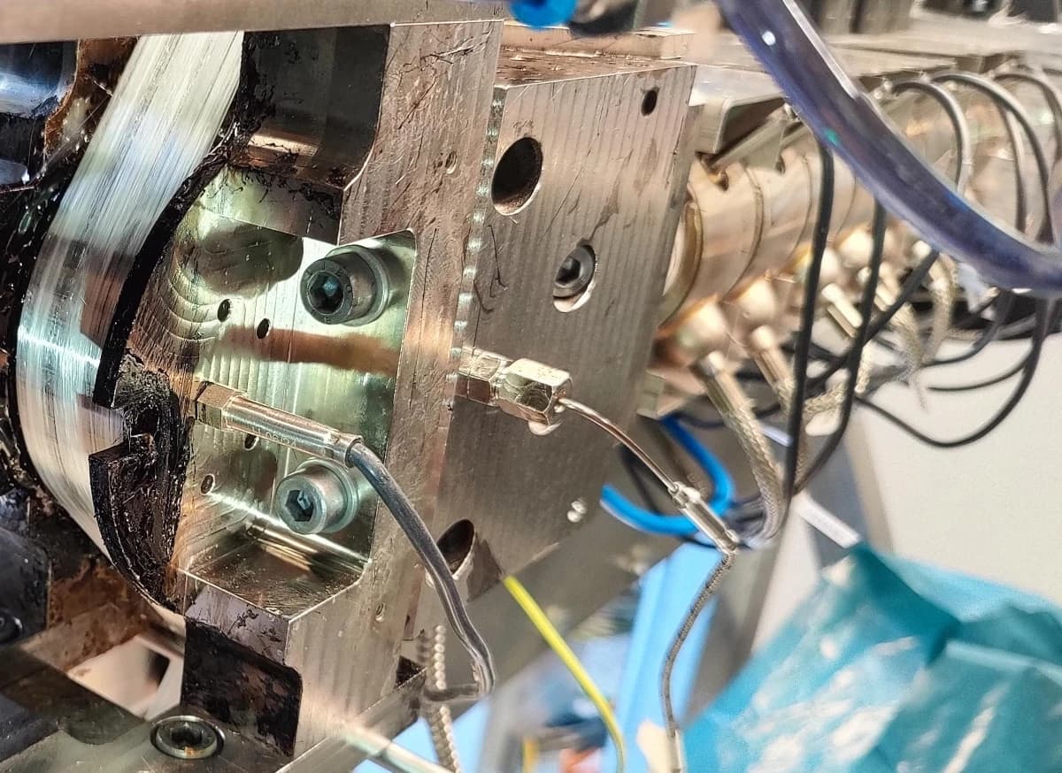 Insitu melt impregnation process for fiber-reinforced composites